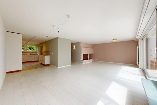 pièce vide avec sol en finition bois, wood finish floor, inside property, light floor, et cloison sèche