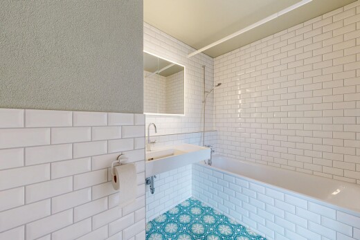 bad mit fliesenwand, tile wall, kombiniertes bad / dusche, komplettes badezimmer, und spiegel