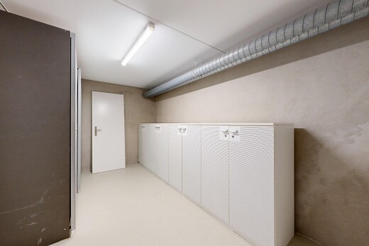 chambre avec inside property, sol en béton, concrete floor, et light floor