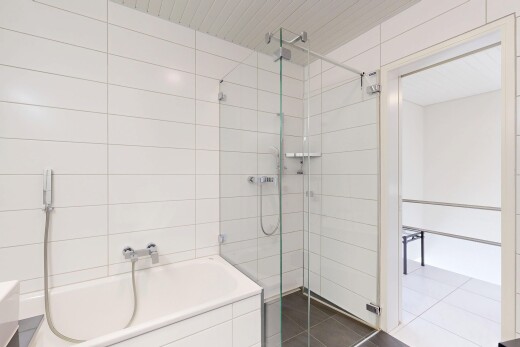 salle de bains avec inside property, douche, mur en carrelage, tile wall, et salle de bain complète