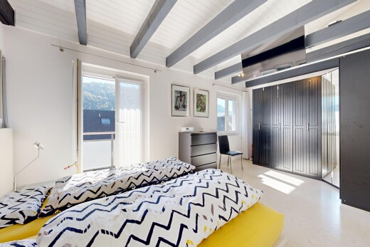 chambre avec plafond à poutres, beamed ceiling, inside property, lumière naturelle, et natural light