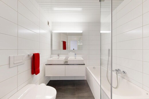 salle de bains avec mur en carrelage, tile wall, salle de bain complète, double vasque, et miroir