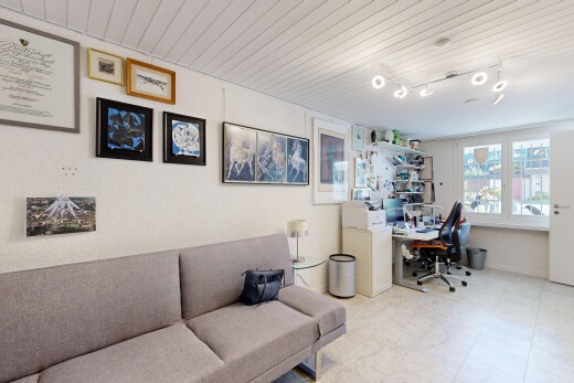 bureau avec espace bureau, inside property, lumière naturelle, natural light, et sol en vinyle