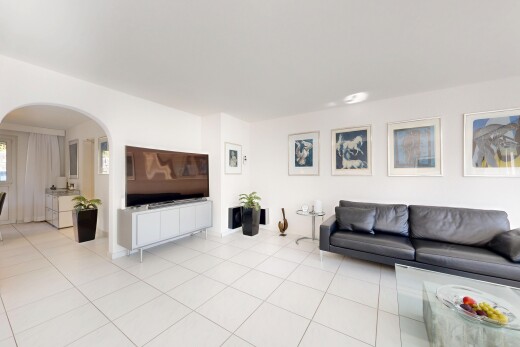 salon avec télévision, inside property, passages en arc, tile floor, et sol en carrelage