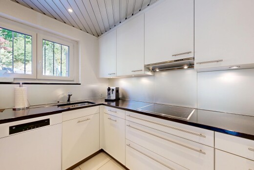 cuisine avec plans de travail, lumière naturelle, natural light, hotte, et inside property