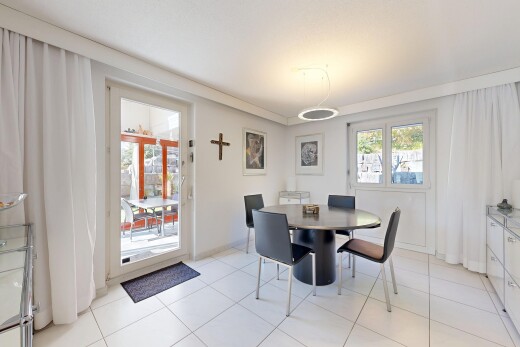 salle à manger avec inside property, natural light, lumière naturelle, tile floor, et sol en carrelage