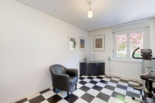 salon avec vinyl floor, sol en vinyle, vinyl tile, natural light, et lumière naturelle