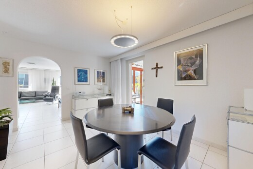 salle à manger avec passages en arc, sol en carrelage, tile floor, lumière naturelle, et natural light