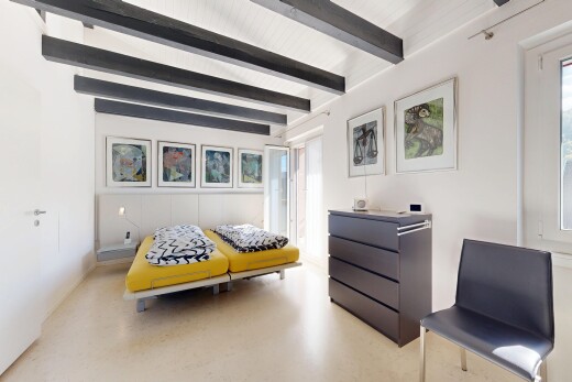 chambre avec inside property, cloison sèche, drywall, plafond à poutres, et beamed ceiling