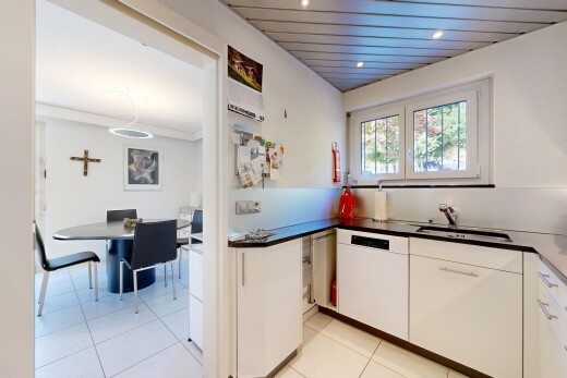 cuisine avec inside property, sol en carrelage, tile floor, lumière naturelle, et natural light