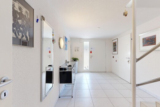 cuisine avec inside property, tile floor, sol en carrelage, drywall, et cloison sèche