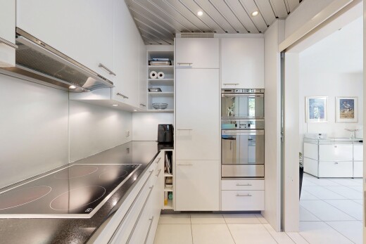 cuisine avec armoires blanches, plaque de cuisson, hotte, tile floor, et sol en carrelage