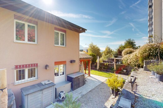façade avec terrasse, day time, bardage en stuc, clôture, et property visible