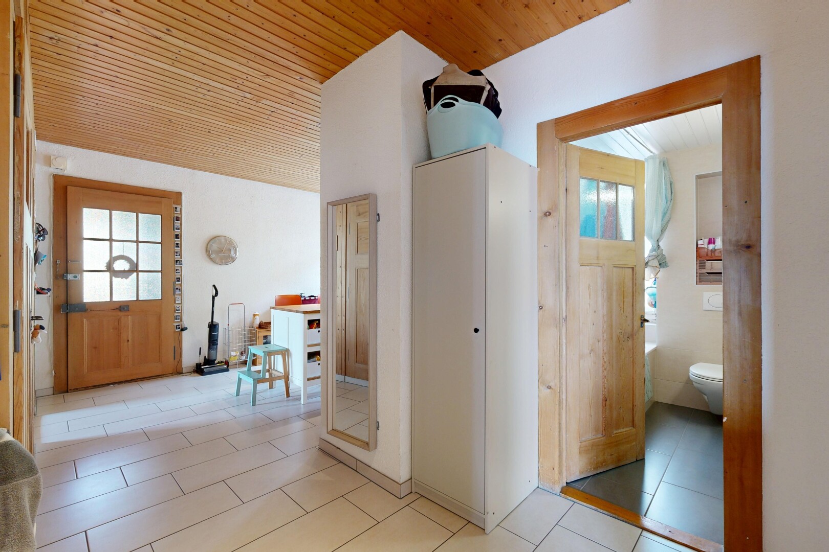 couloir avec wood ceiling, plafond en bois, drywall, cloison sèche, et inside property
