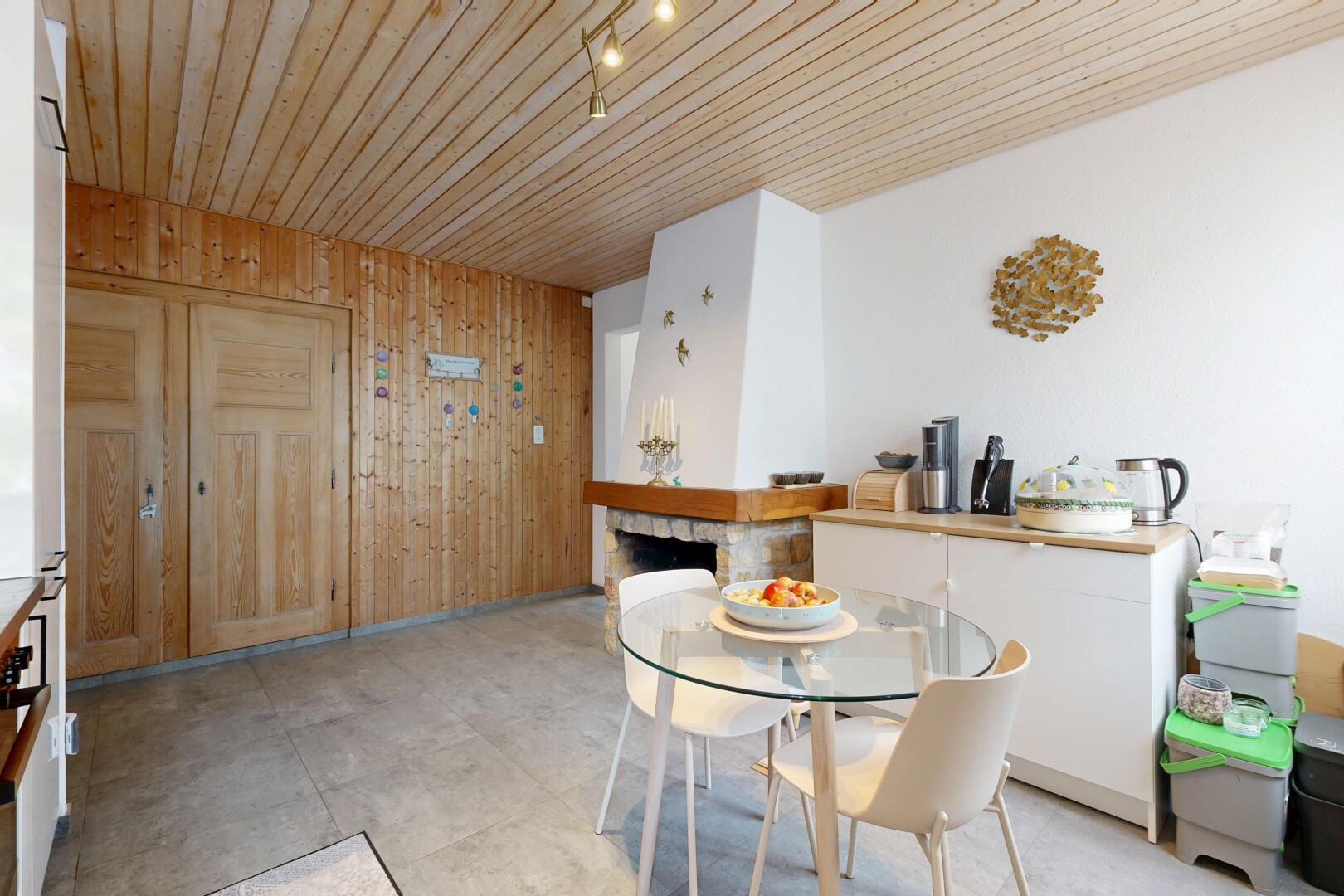 salle à manger avec mur en bois, wood wall, plafond en bois, wood ceiling, et inside property