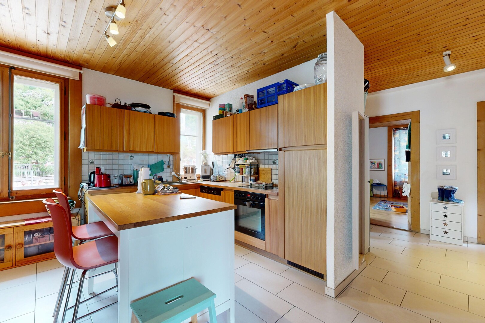 cuisine avec backsplash, dosseret, inside property, four, et wood ceiling