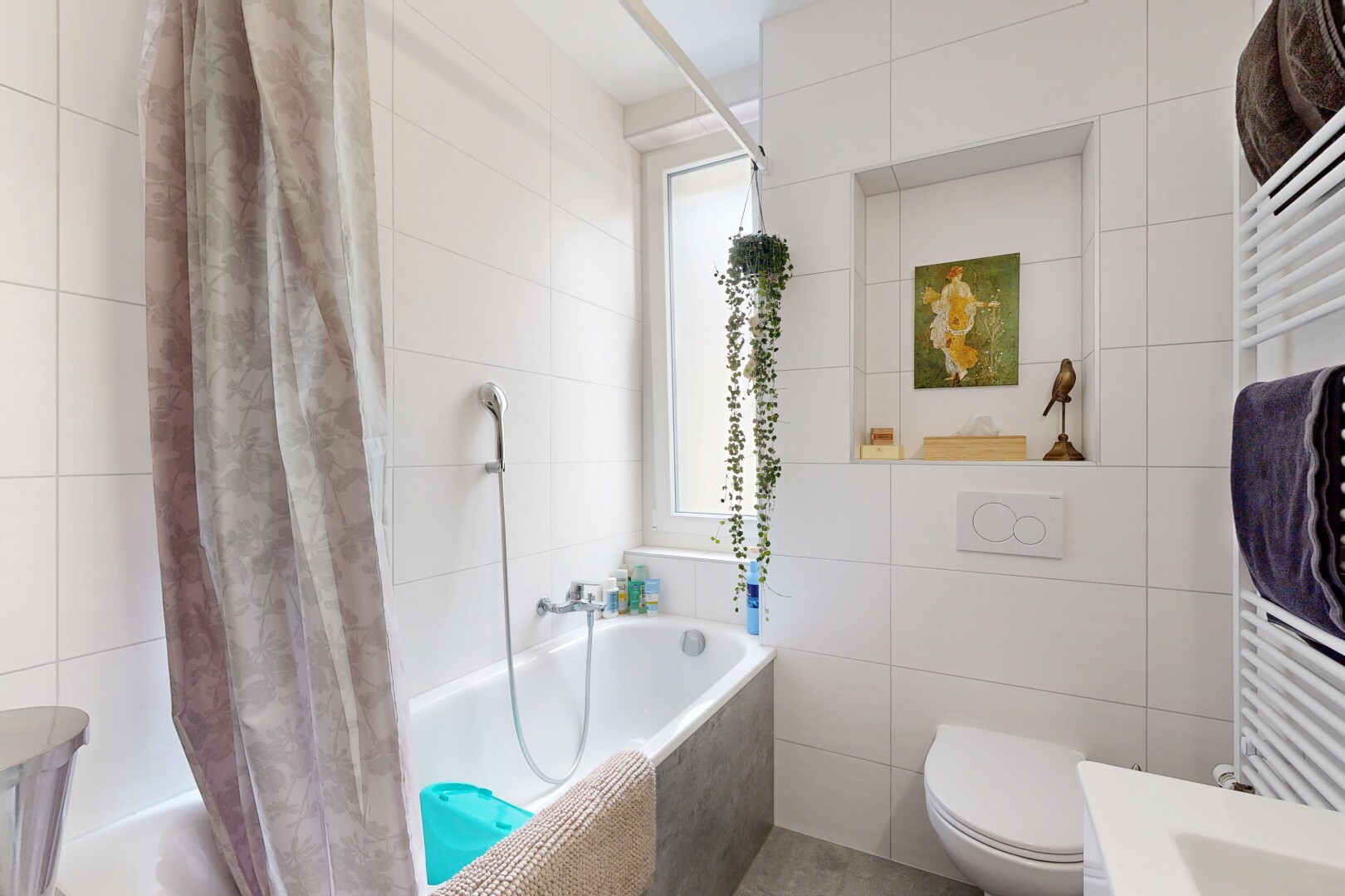 salle de bains avec chauffe-serviettes, radiateur, mur en carrelage, tile wall, et salle de bain complète