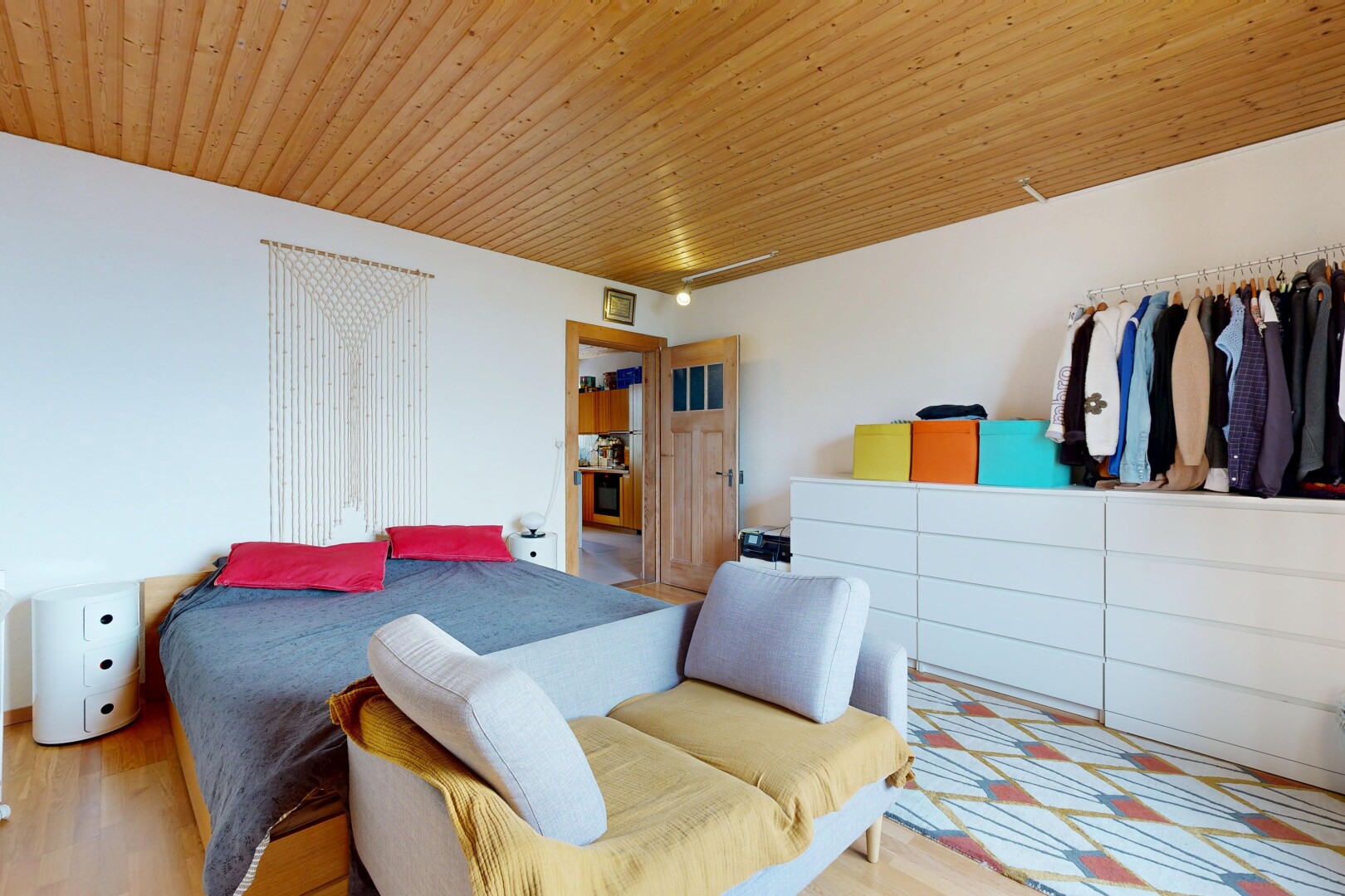 chambre avec cloison sèche, drywall, inside property, sol en finition bois, et wood finish floor