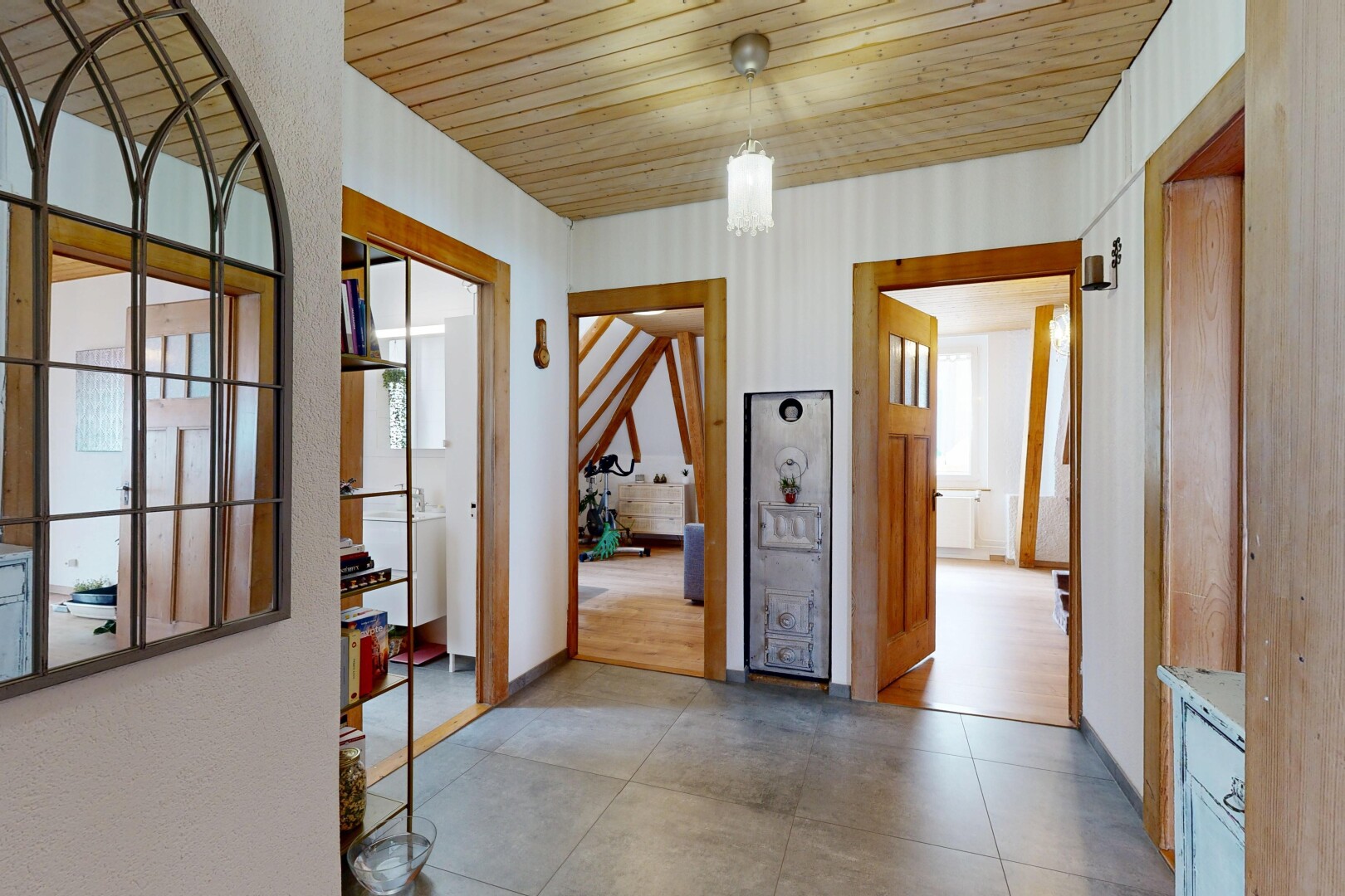 couloir avec inside property, lumière naturelle, natural light, plafond en bois, et wood ceiling