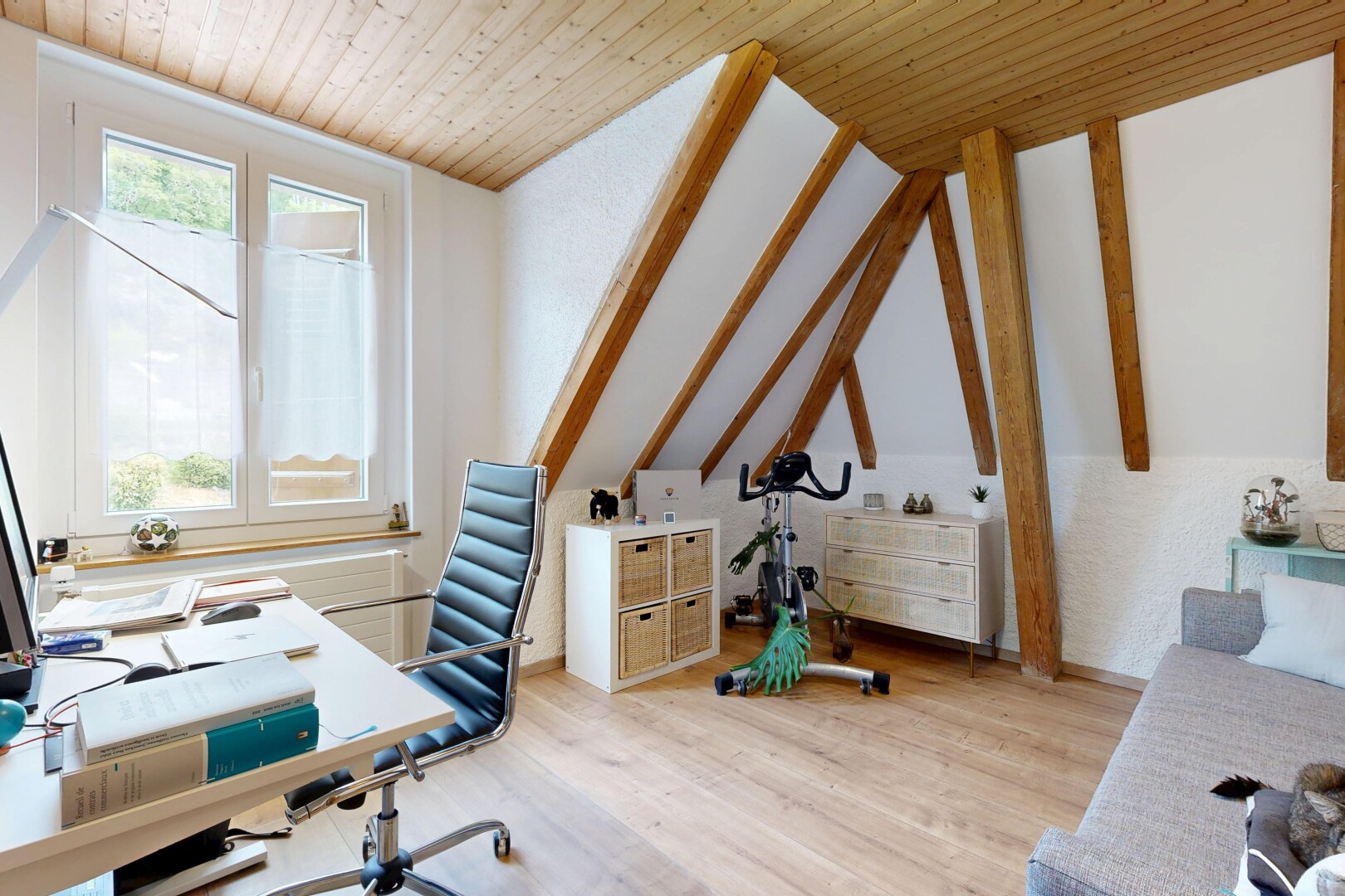 bureau avec lumière naturelle, natural light, inside property, espace bureau, et plafond en bois