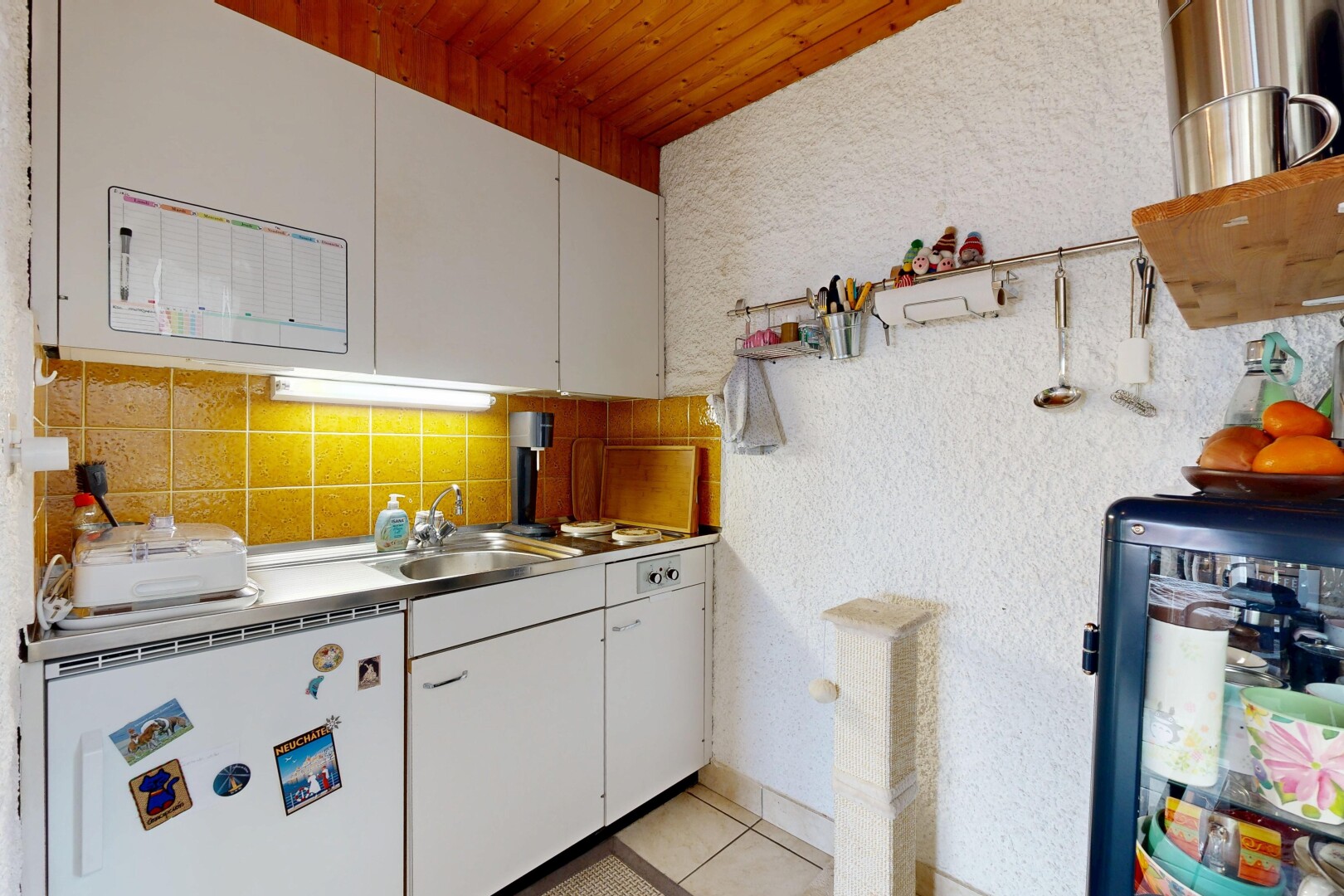 cuisine avec réfrigérateur, light floor, inside property, armoires blanches, et white cabinets