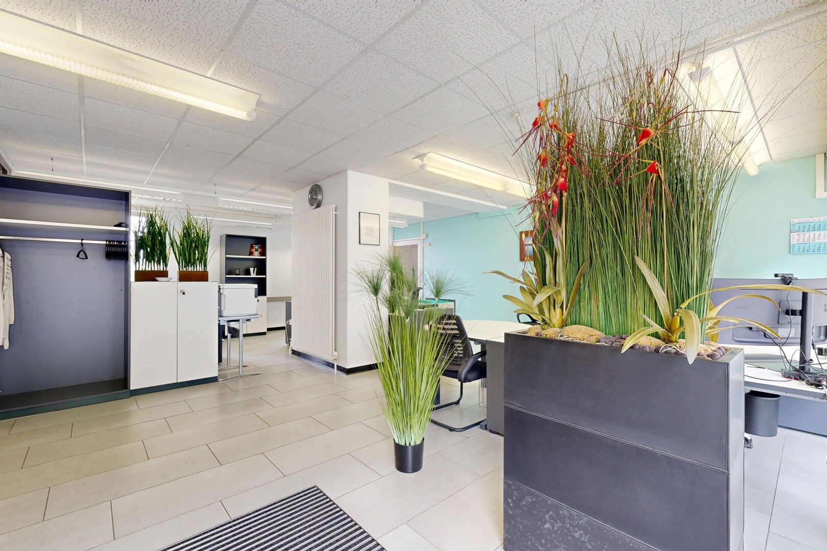réception / lobby avec drywall, inside community, et drop ceiling