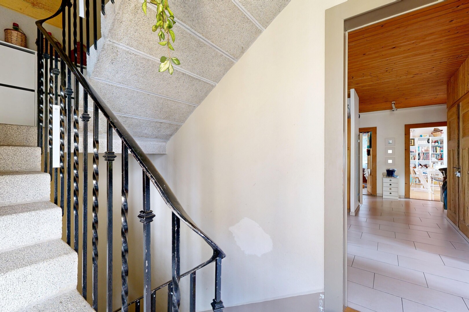 escaliers avec escaliers, cloison sèche, drywall, inside property, et sol en carrelage