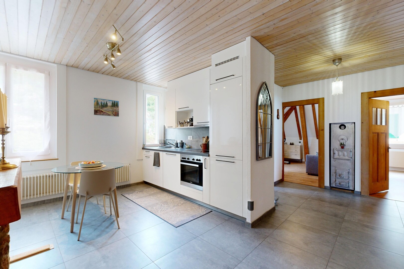 cuisine avec lumière naturelle, natural light, four, armoires blanches, et white cabinets