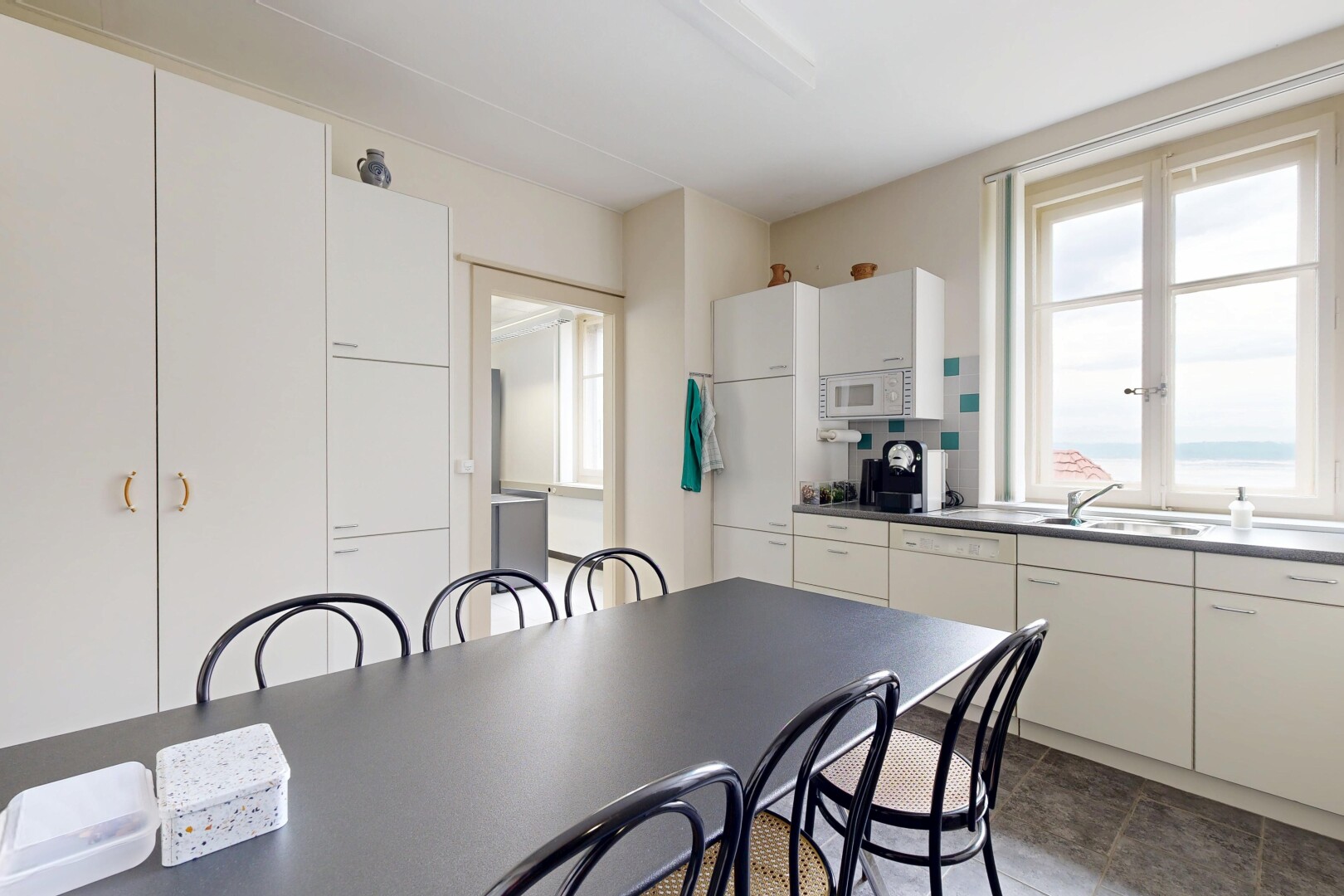 cuisine avec armoires blanches, white cabinets, inside property, cloison sèche, et drywall