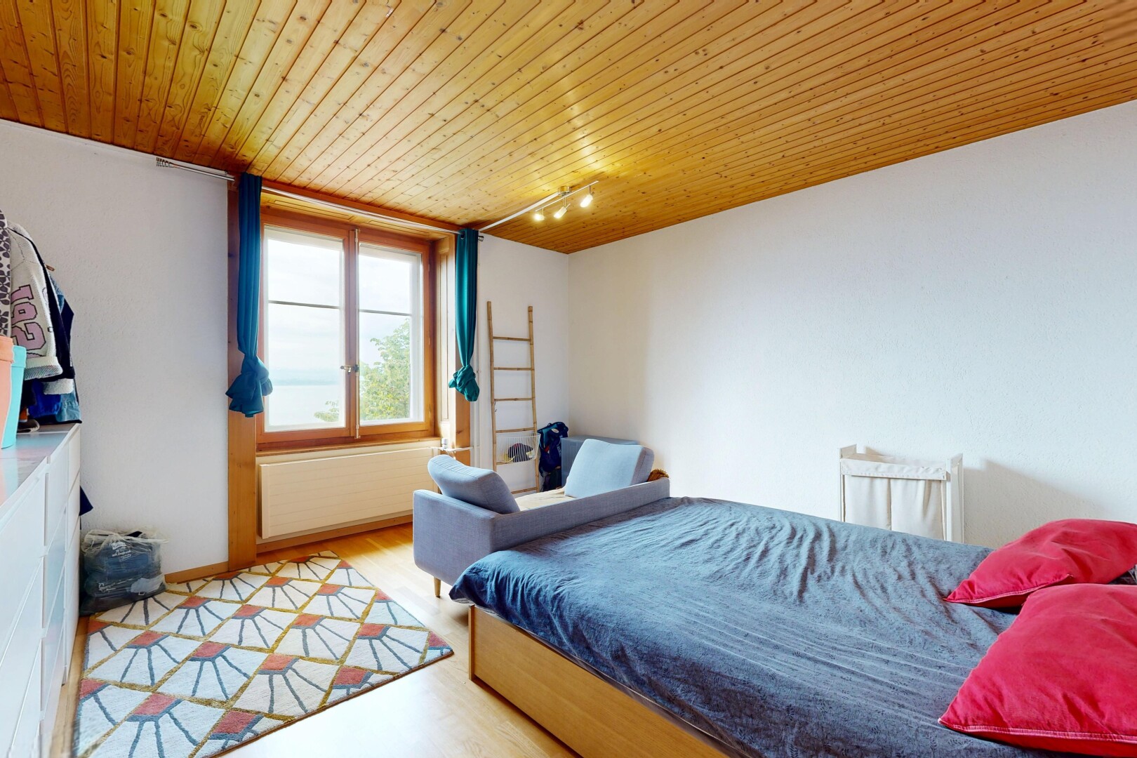 chambre avec plafond en bois, wood ceiling, éclairage sur rail, track lighting, et cloison sèche