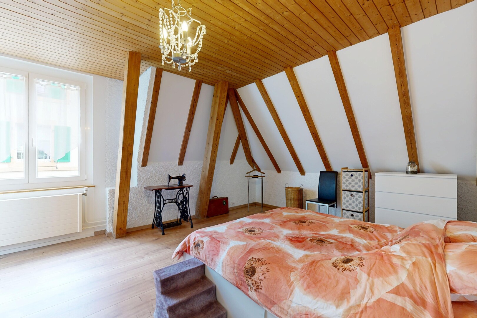 chambre avec natural light, lumière naturelle, inside property, wood finish floor, et sol en finition bois
