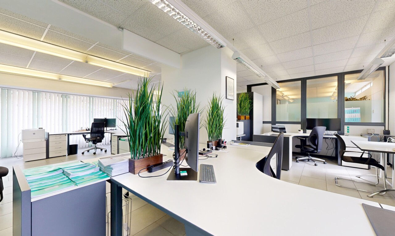 bureau avec espace bureau, inside community, natural light, lumière naturelle, et drop ceiling