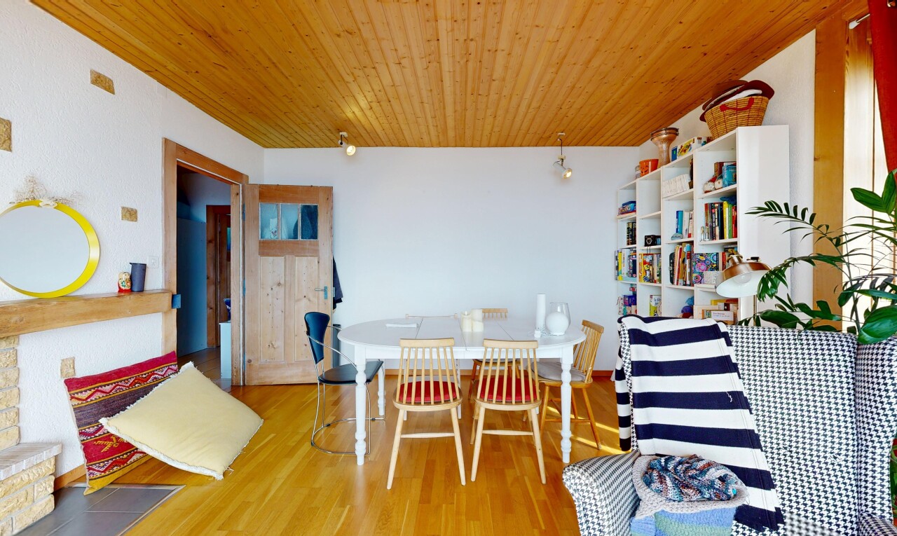 salon / salle à manger avec inside property, sol en finition bois, wood finish floor, cloison sèche, et drywall