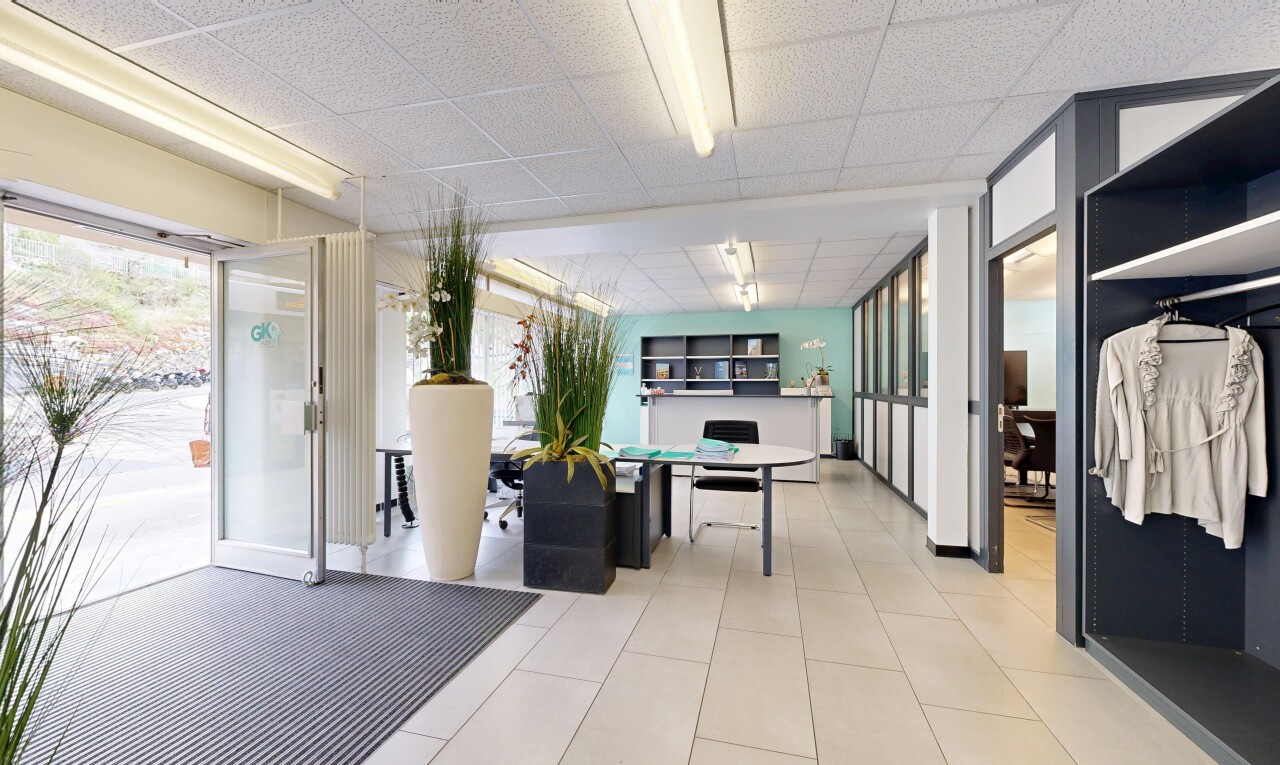 espace intérieur avec inside property, drop ceiling, et drywall