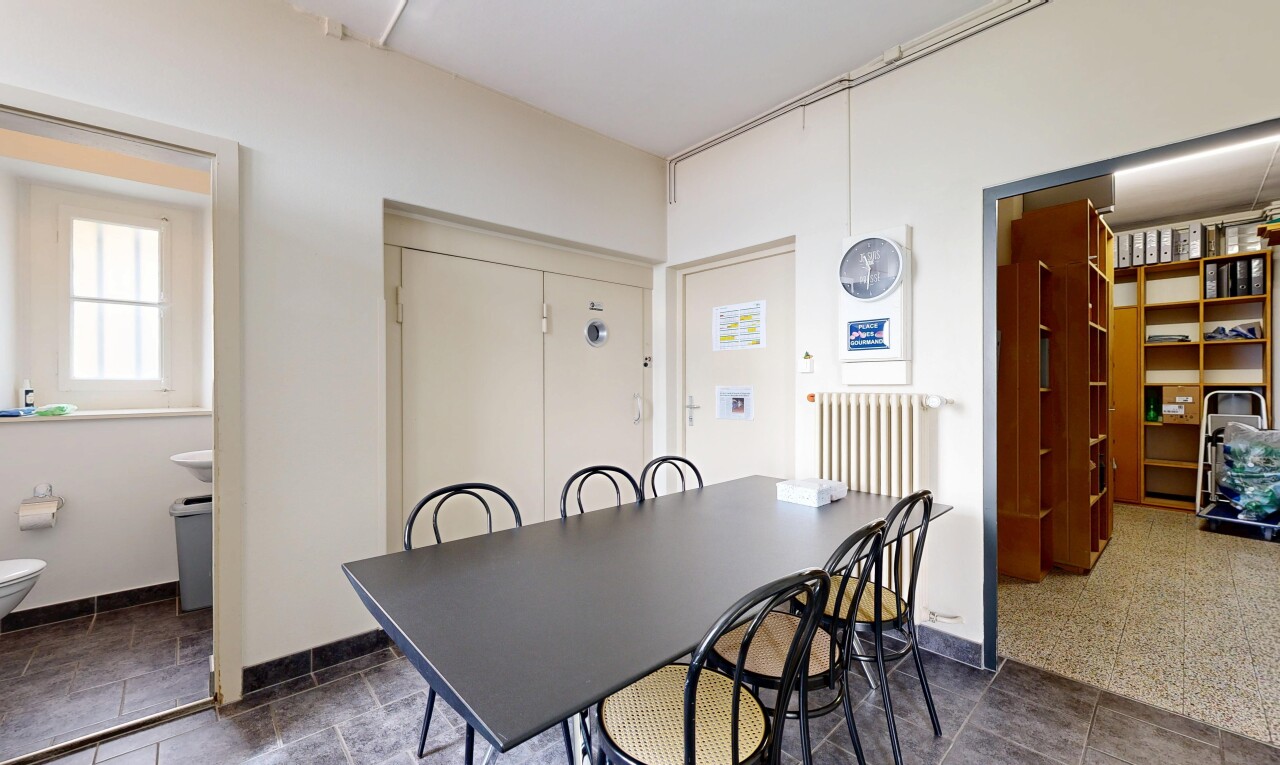 salle à manger avec cloison sèche, drywall, inside property, radiateur, et dark floor