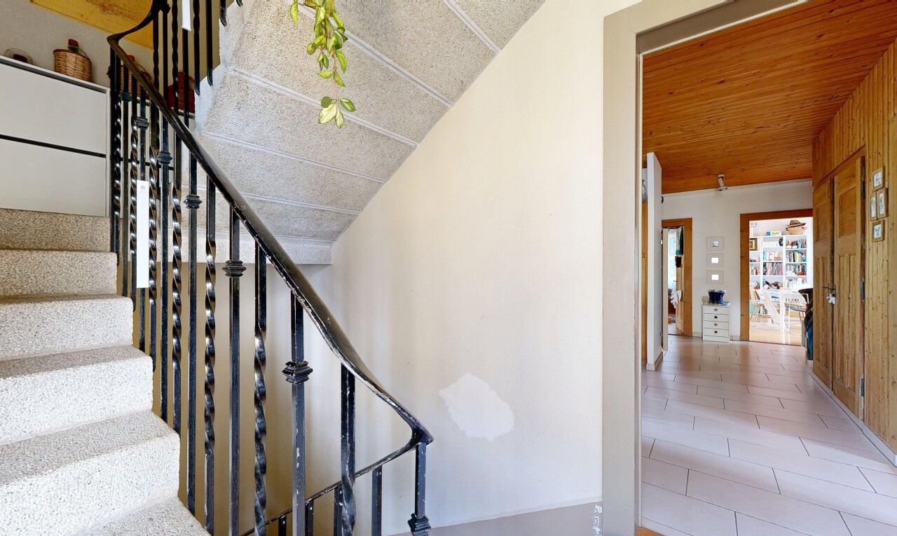 escaliers avec escaliers, cloison sèche, drywall, inside property, et sol en carrelage