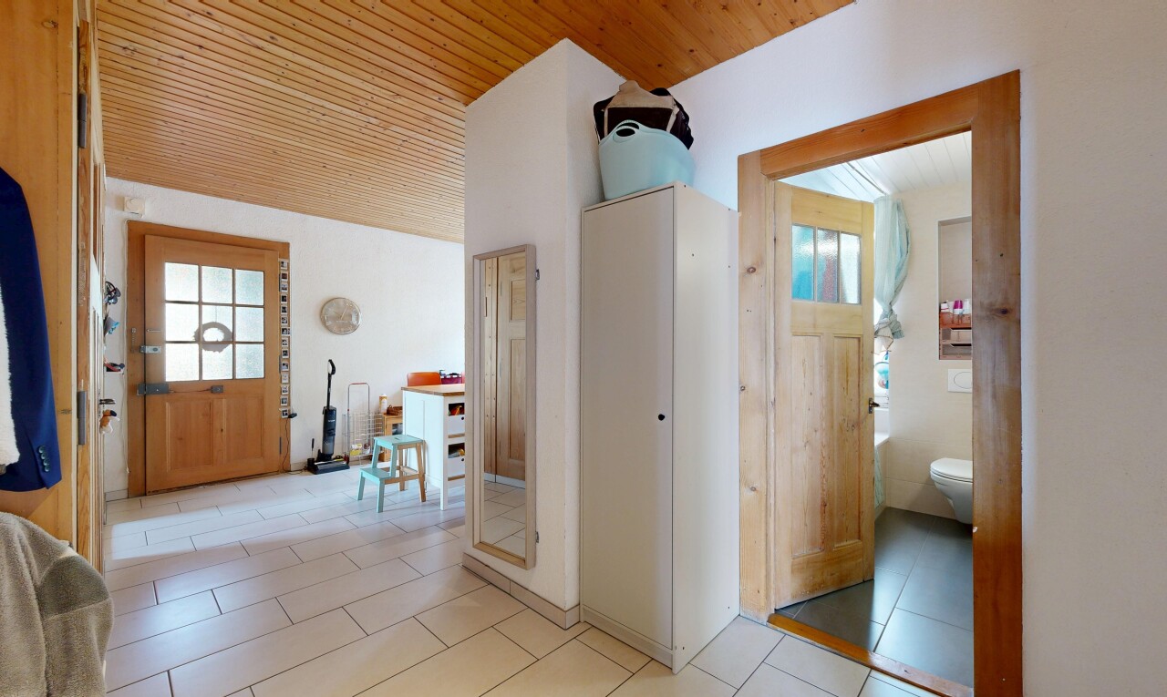 couloir avec wood ceiling, plafond en bois, drywall, cloison sèche, et inside property