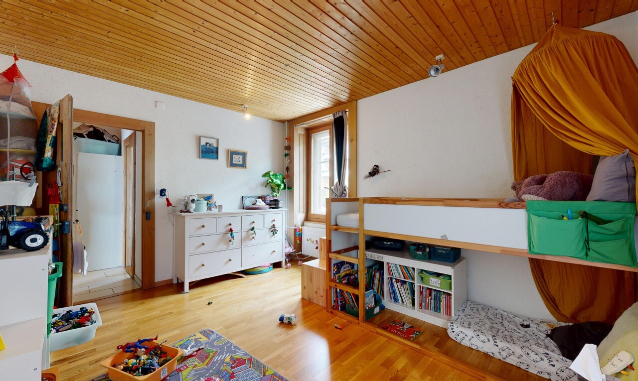 salon avec inside property, sol en finition bois, wood finish floor, lumière naturelle, et natural light