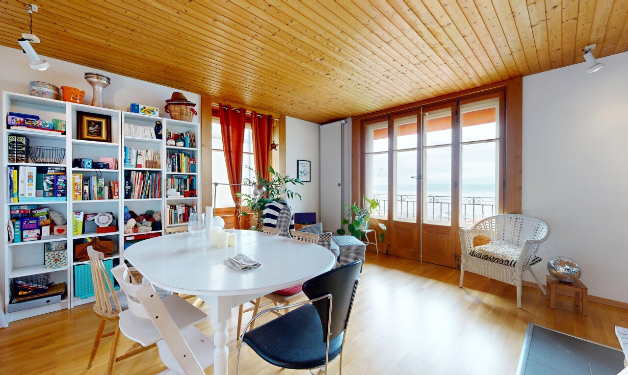 salle à manger avec cloison sèche, drywall, inside property, sol en finition bois, et wood finish floor