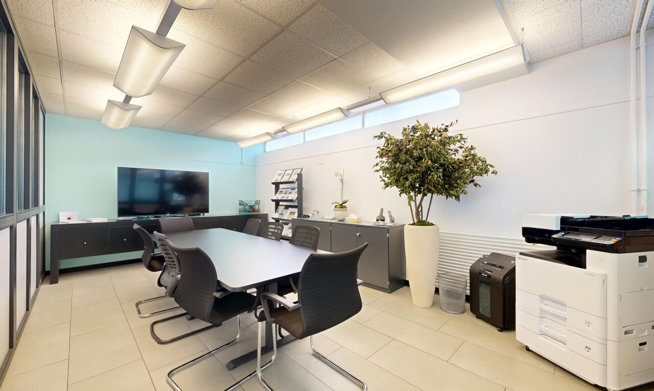 bureau avec cloison sèche, drywall, télévision, plafond suspendu, et drop ceiling