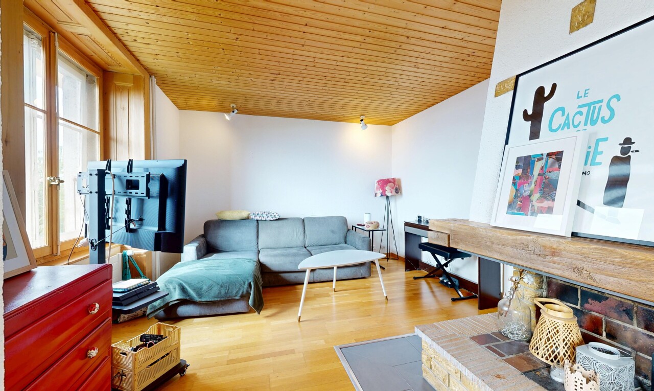 salon avec natural light, lumière naturelle, wood finish floor, sol en finition bois, et wood ceiling