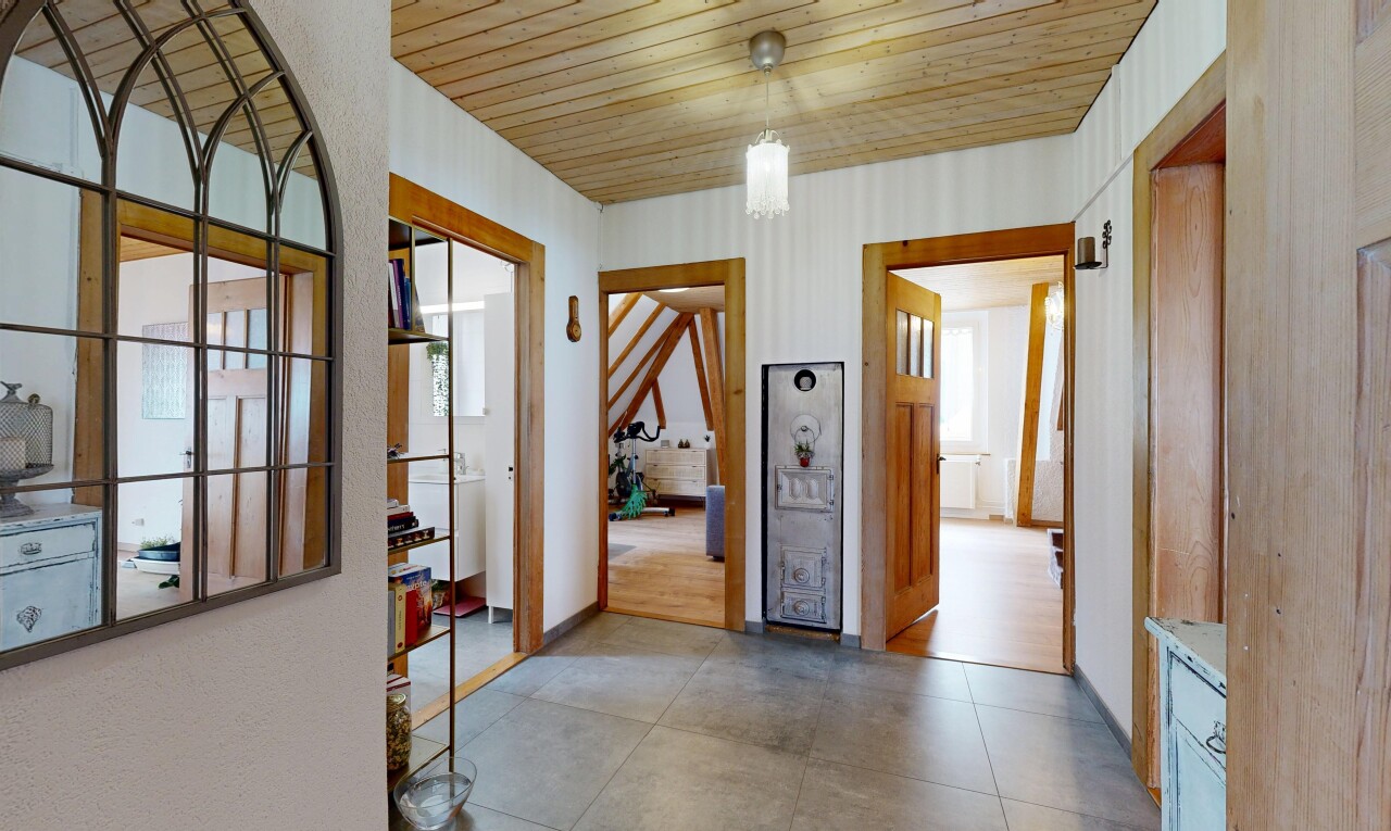 couloir avec inside property, lumière naturelle, natural light, plafond en bois, et wood ceiling