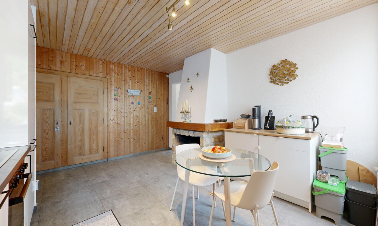 salle à manger avec mur en bois, wood wall, plafond en bois, wood ceiling, et inside property