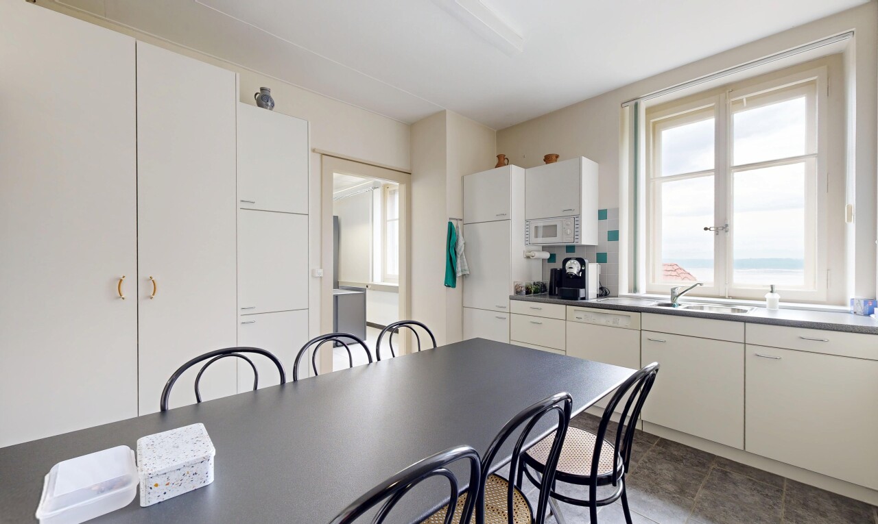 cuisine avec armoires blanches, white cabinets, inside property, cloison sèche, et drywall