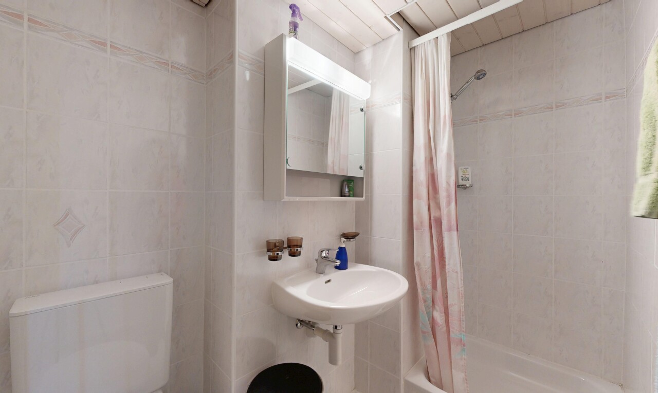 salle de bains avec mur en carrelage, tile wall, miroir, salle de bain complète, et douche-bain combinés