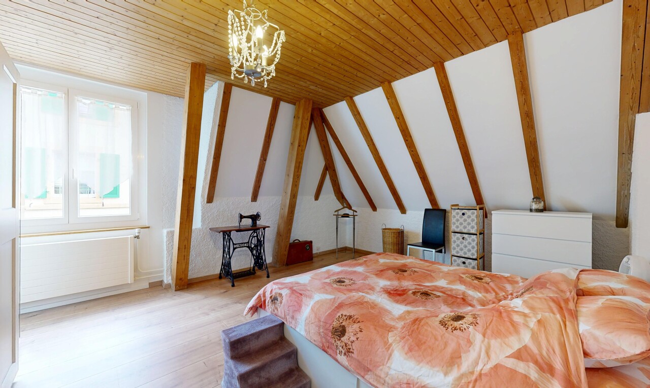 chambre avec natural light, lumière naturelle, inside property, wood finish floor, et sol en finition bois