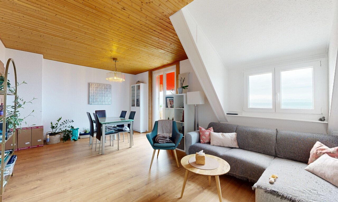 salon / salle à manger avec inside property, sol en finition bois, wood finish floor, plafond en bois, et wood ceiling