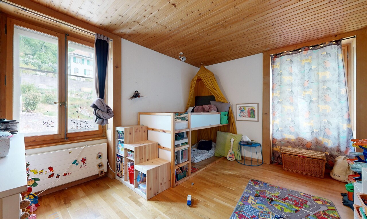 chambre avec natural light, lumière naturelle, wood finish floor, sol en finition bois, et inside property