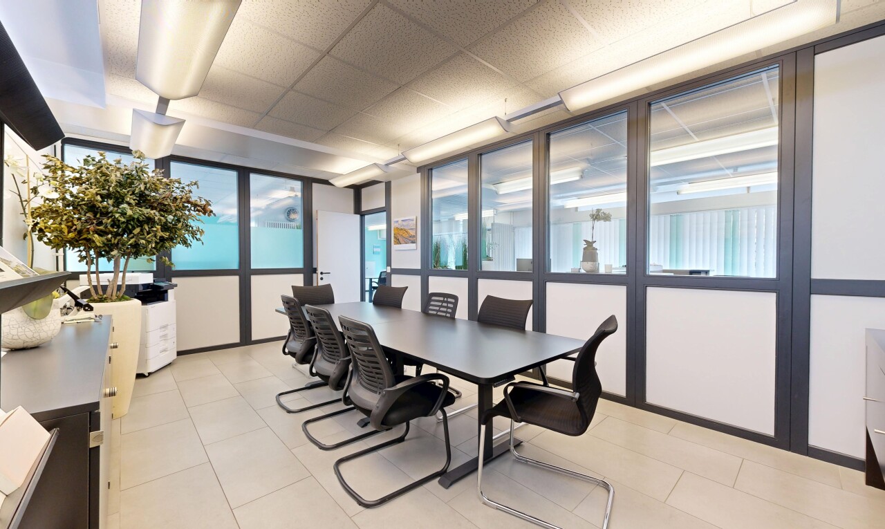 salle à manger avec lumière naturelle, natural light, inside community, rendered, et fenêtres du sol au plafond