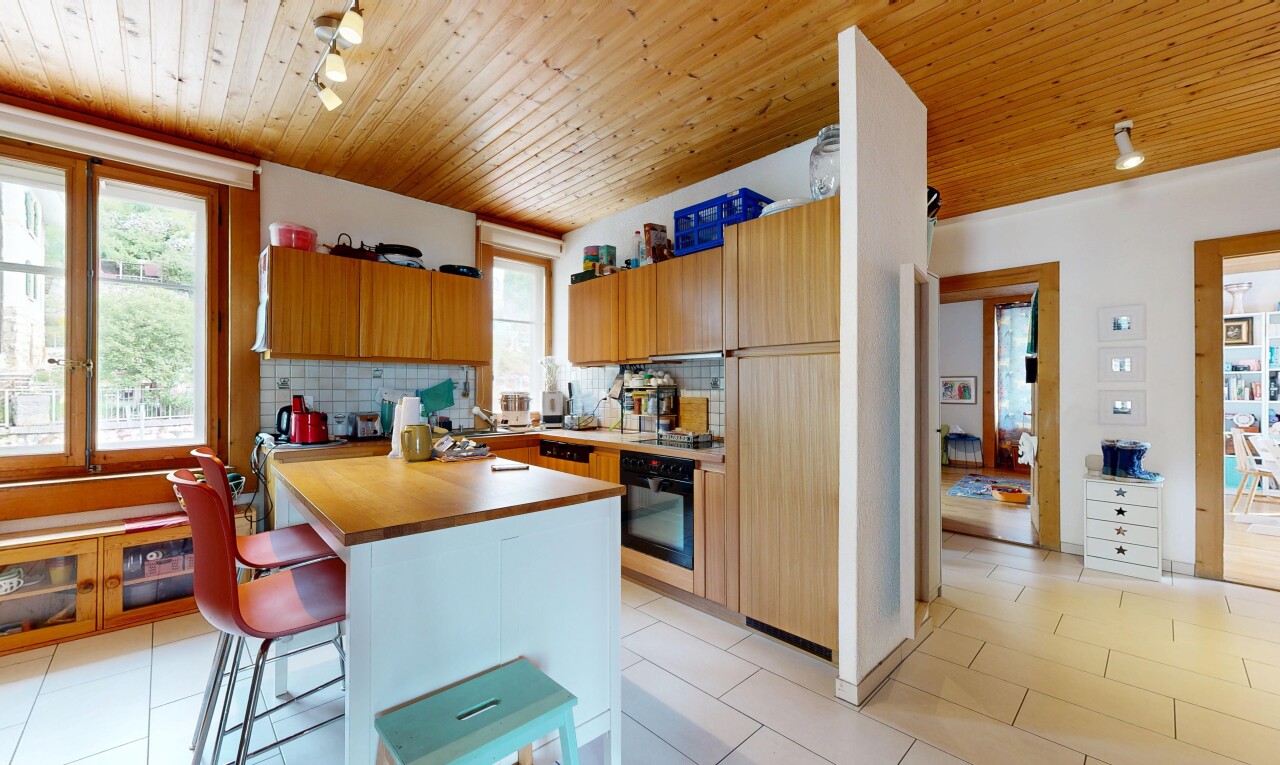 cuisine avec backsplash, dosseret, inside property, four, et wood ceiling